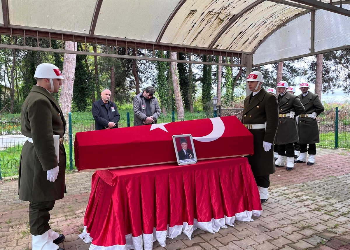 Samsun'un Bafra ilçesinde vefat eden 72 yaşındaki Kıbrıs gazisi Hacı Raif Demet'in cenazesi...