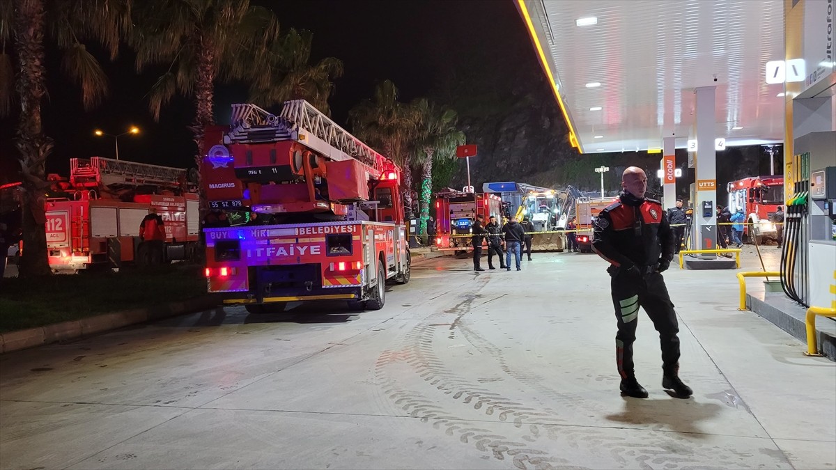 Samsun'un Canik ilçesinde, akaryakıt istasyonunun yanındaki oto yıkamacıda heyelan meydana...