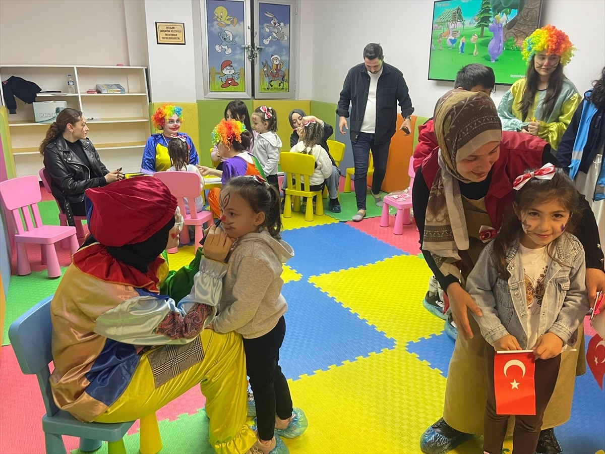 Samsun'un Çarşamba ilçesinde hastanede tedavi gören çocuklar, 23 Nisan Ulusal Egemenlik ve Çocuk...