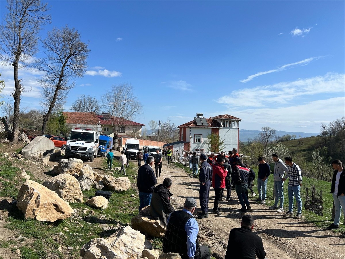 Samsun'un Vezirköprü ilçesinde, kayıp ihbarı yapılan 73 yaşındaki Ahmet Kurt'a 5 gündür...