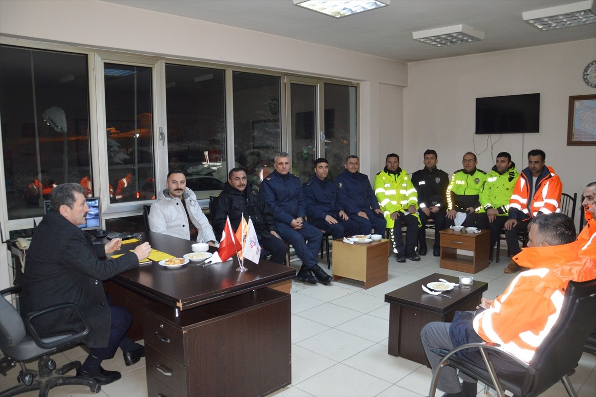 Samsun Valisi Orhan Tavlı, yoğun kar yağışı ve kazalar nedeniyle sık sık ulaşıma kapanan...