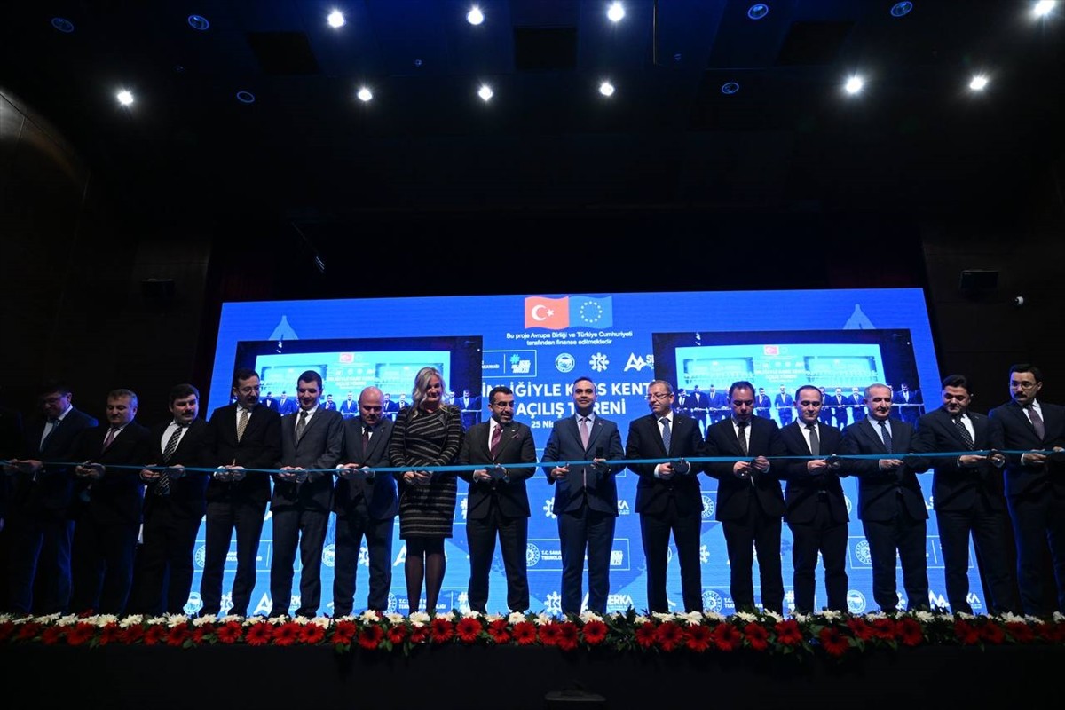 Sanayi ve Teknoloji Bakanı Mehmet Fatih Kacır (sağ 7), Kars'ta Kültür ve Turizm İl Müdürlüğü...