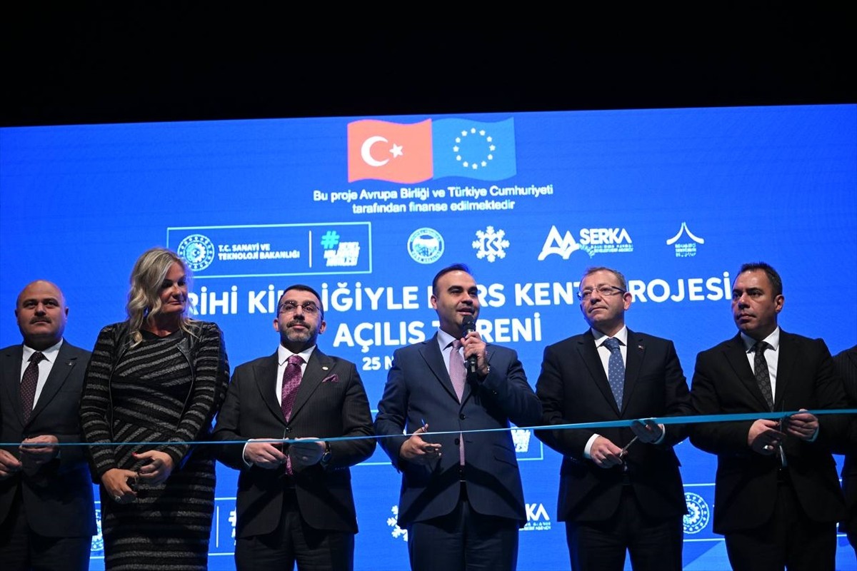 Sanayi ve Teknoloji Bakanı Mehmet Fatih Kacır (sağ 7), Kars'ta Kültür ve Turizm İl Müdürlüğü...