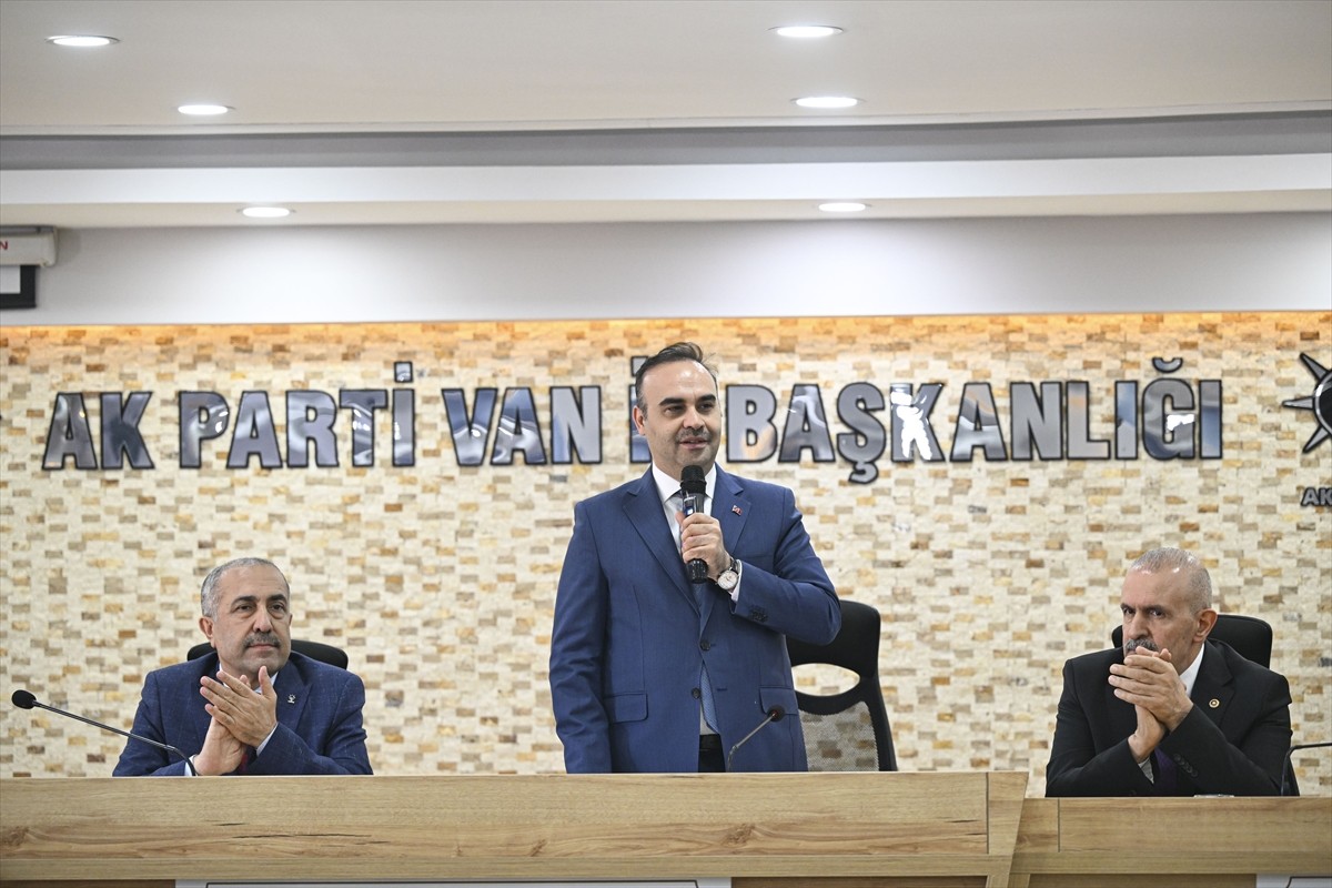 Sanayi ve Teknoloji Bakanı Mehmet Fatih Kacır, Van'daki programları kapsamında AK Parti İl...
