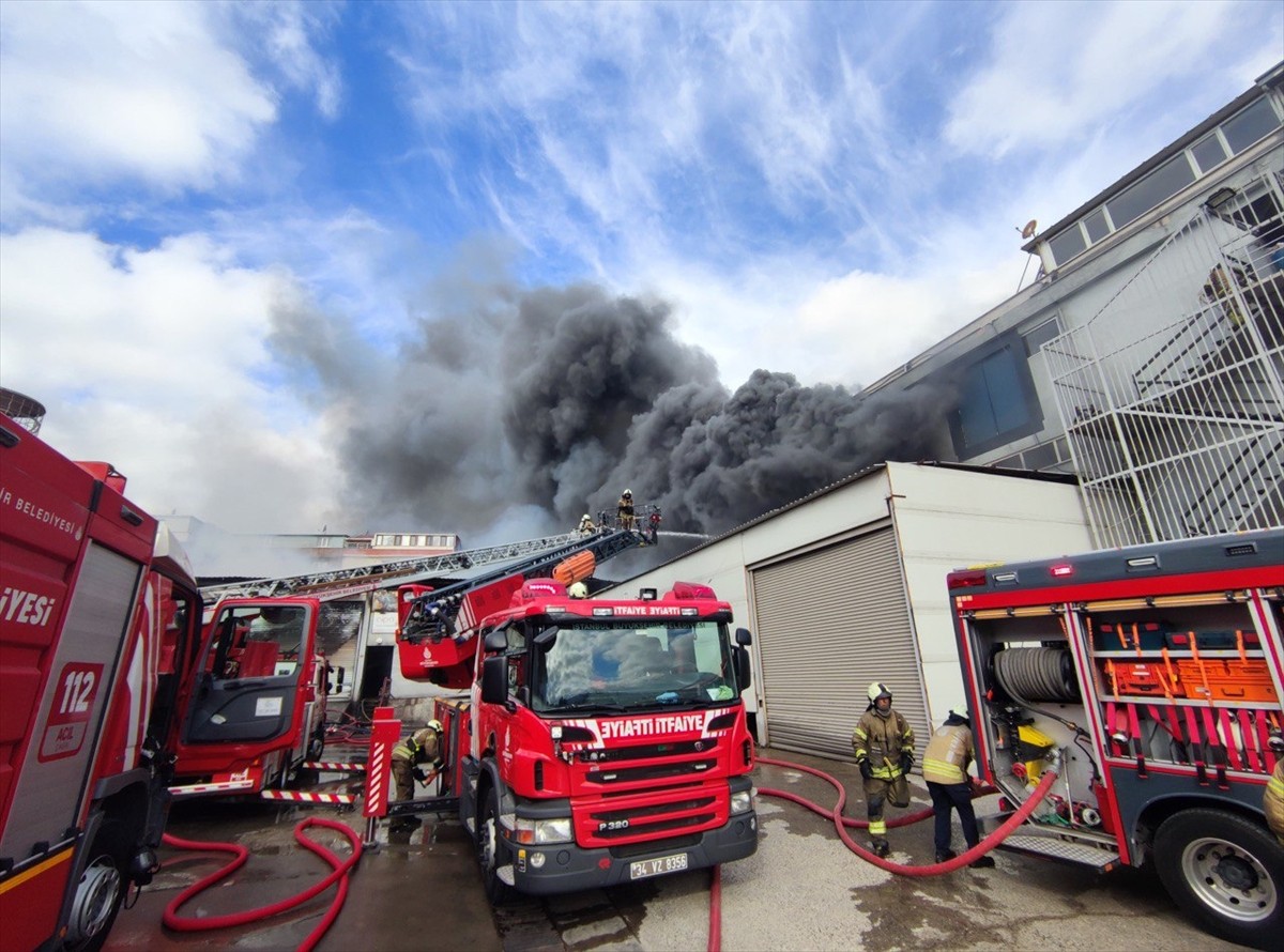 Sancaktepe'de bir iş yerinde çıkan yangın, itfaiye ekiplerince söndürülmeye çalışılıyor. Yoğun...