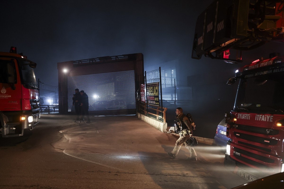 Sancaktepe'de oto galericiler sitesinde çıkan yangına itfaiye ekipleri müdahale ediyor.