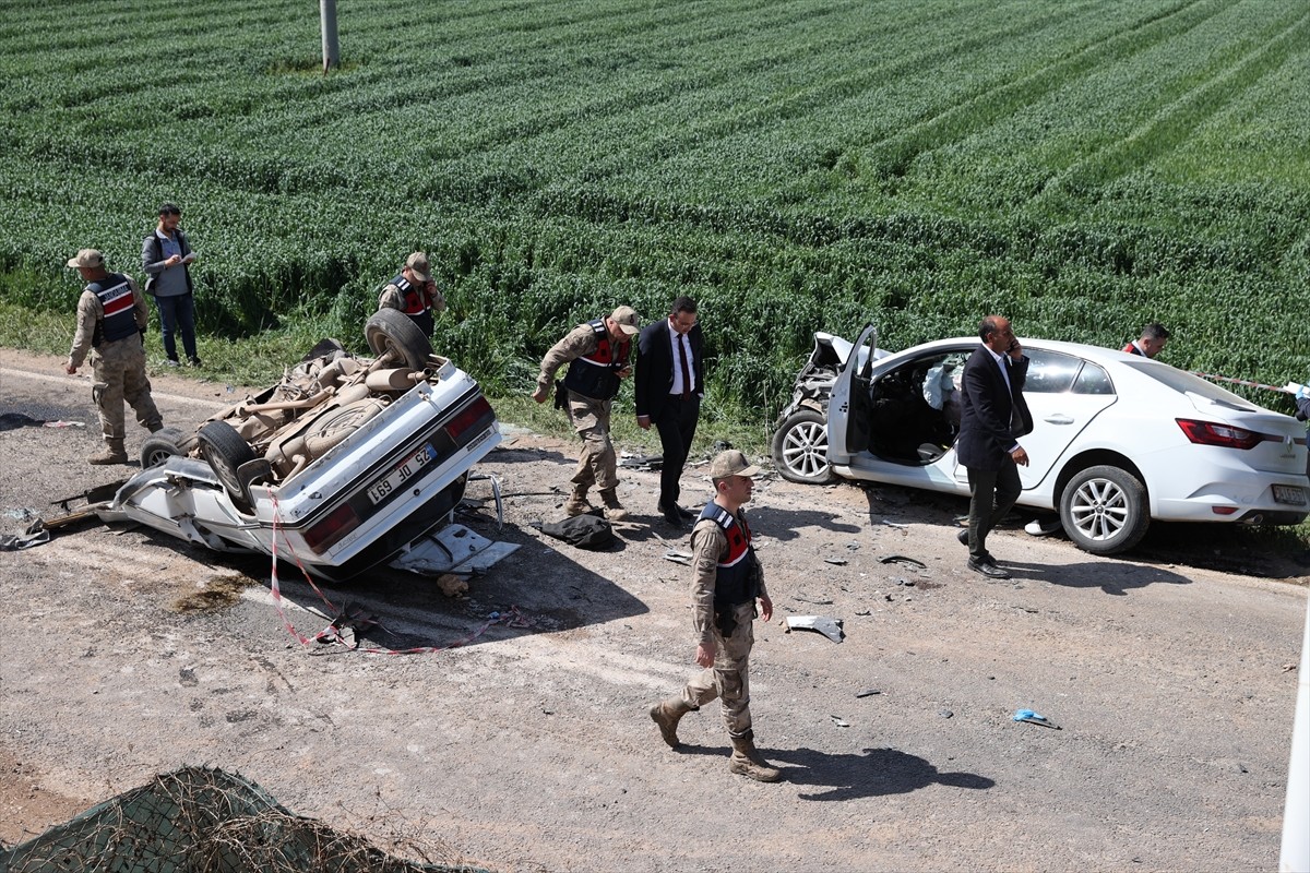 Şanlıurfa'da iki otomobilin çarpışması sonucu 3 kişi hayatını kaybetti, 2 kişi yaralandı.