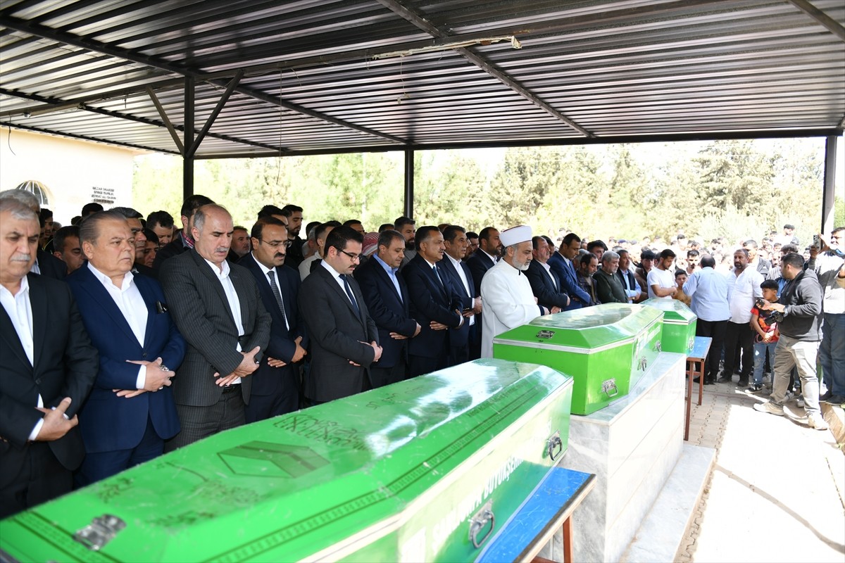  Şanlıurfa'nın Ceylanpınar ilçesindeki kanalizasyon çalışması sırasında kayan toprağın altında...