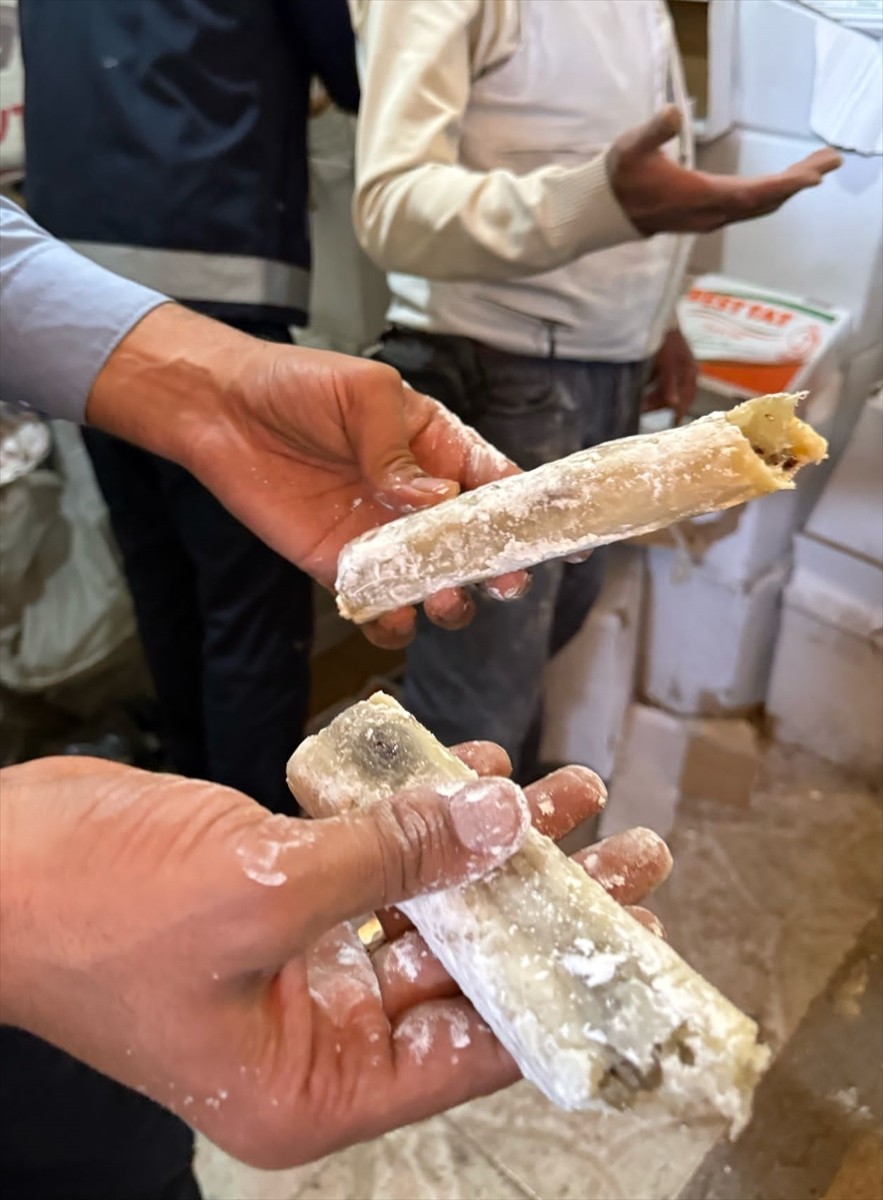 Şanlıurfa'nın Eyyübiye ilçesinde, 2 ton küflenmiş ve son tüketim tarihi geçmiş lokum ele...