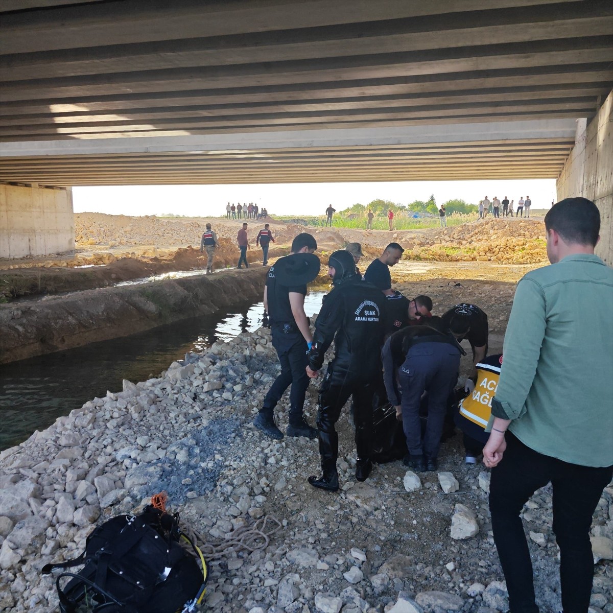  Şanlıurfa'nın Suruç ilçesinde yüzmek için gölete giren çocuk hayatını kaybetti.