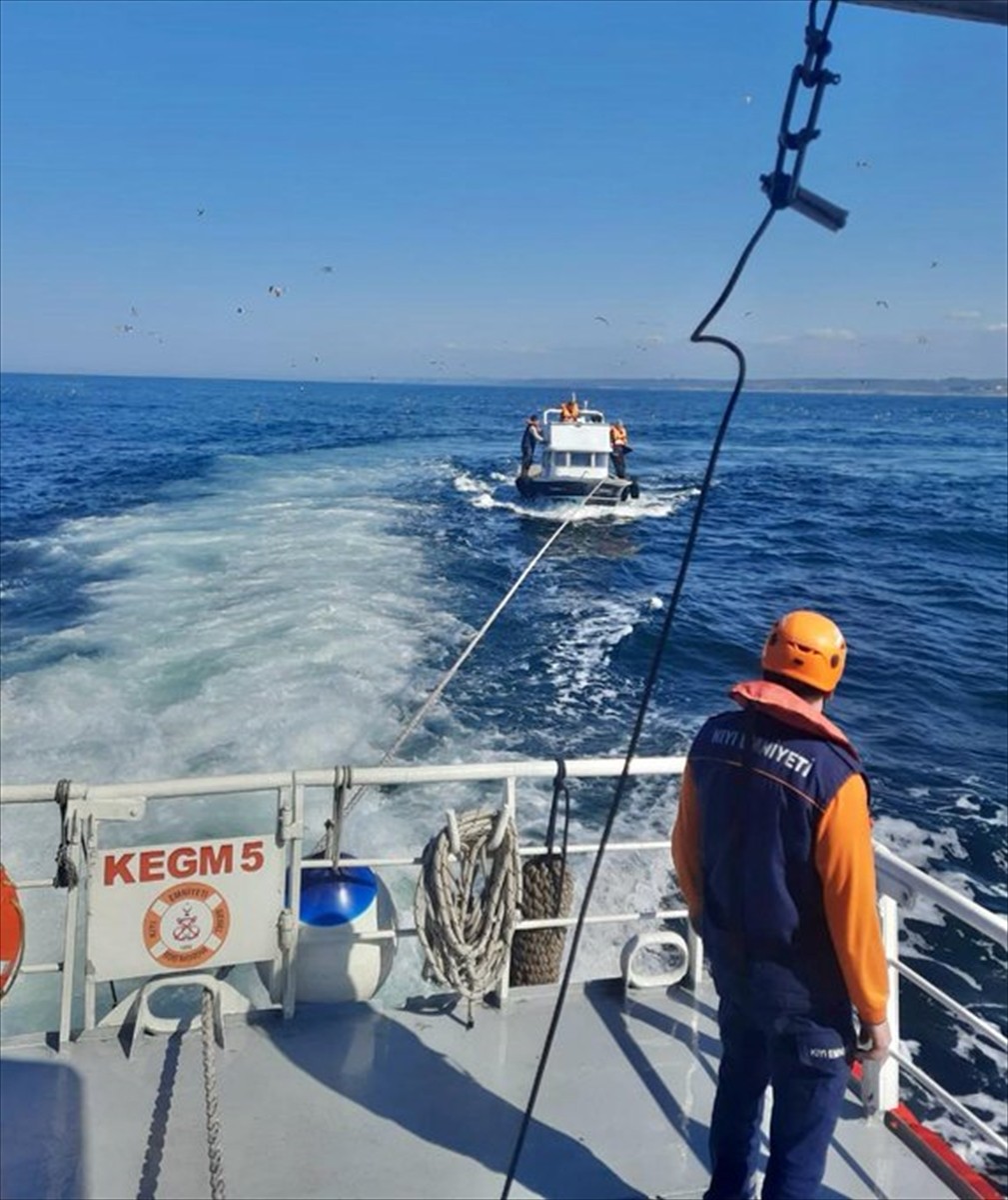 Şile açıklarında arızalanan ve içinde 4 kişinin bulunduğu tekne kurtarıldı.