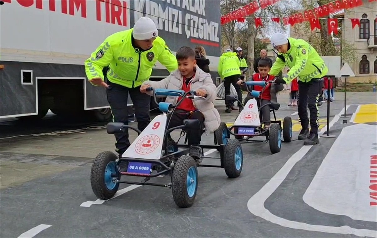 Sinop’ta öğrenciler, Mobil Trafik Eğitim Tırı’nda uygulamalı olarak trafik kurallarını...