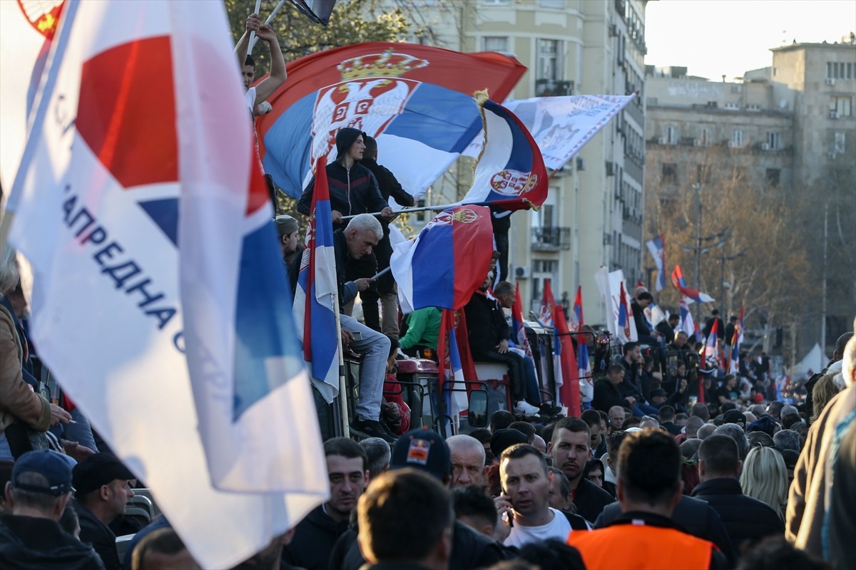 Sırbistan'ın başkenti Belgrad'da "Sırbistan'ı vermeyiz" sloganıyla miting düzenlendi. 