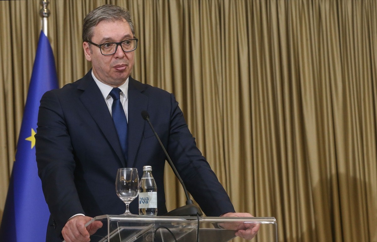 Sırbistan Cumhurbaşkanı Aleksandar Vucic (sağda), başkent Belgrad'daki Sırbistan Sarayı'nda...