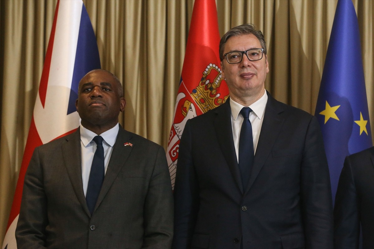 Sırbistan Cumhurbaşkanı Aleksandar Vucic (sağda), başkent Belgrad'daki Sırbistan Sarayı'nda...