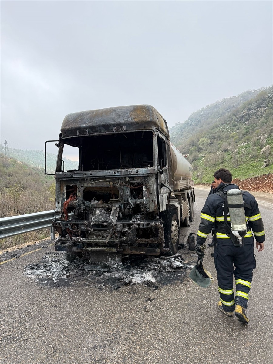 Şırnak'ın Cizre ilçesinde seyir halindeki akaryakıt yüklü tankerde çıkan yangın...