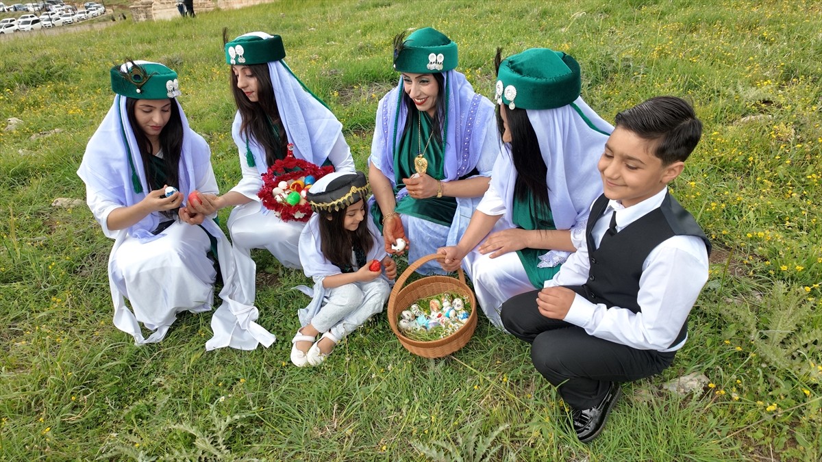 Şırnak'ın İdil ilçesinde Ezidiler, "Kırmızı Çarşamba Bayramı"nı kutladı. Renkli kıyafetler giyen...