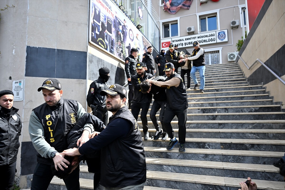 Şişli'de 2 kişinin hayatını kaybettiği silahlı saldırıya ilişkin gözaltına alınan 6 zanlı adliyeye...