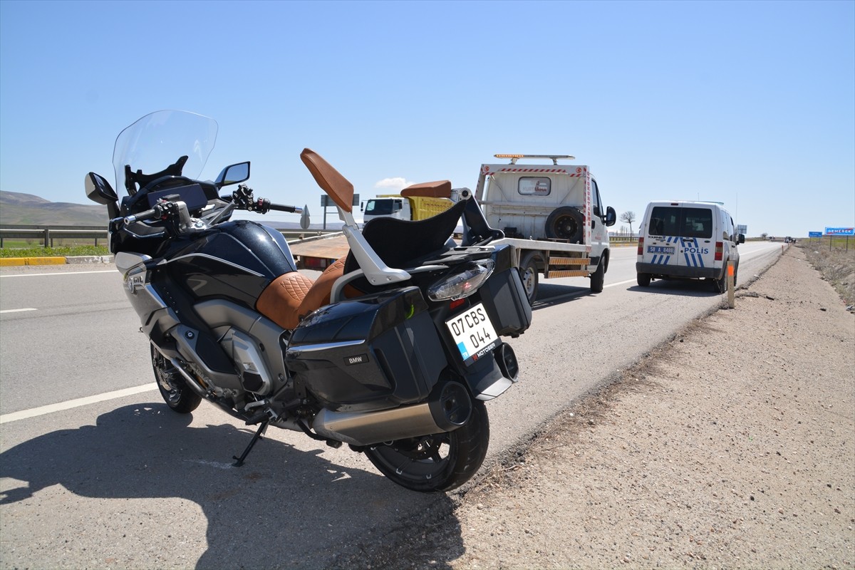 Sivas'ın Gemerek ilçesinde bariyerlere çarpan motosikletin sürücüsü hayatını kaybetti.