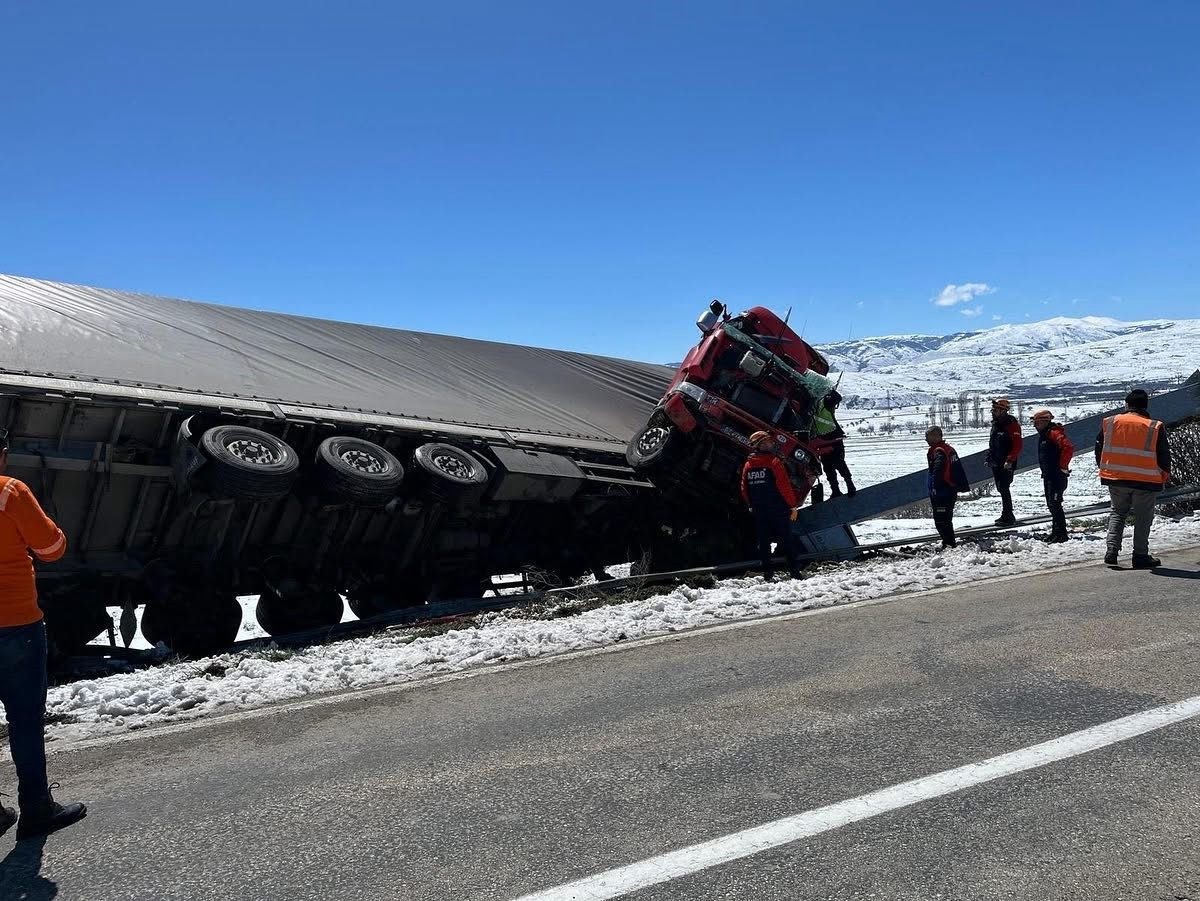 Sivas'ın Gölova ilçesinde Elektronik Denetleme Sistemi (EDS) direğine çarptıktan sonra...