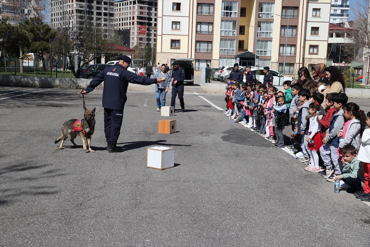 Sivas'ta, 23 Nisan Ulusal Egemenlik ve Çocuk Bayramı dolayısıyla İl Jandarma Komutanlığı...