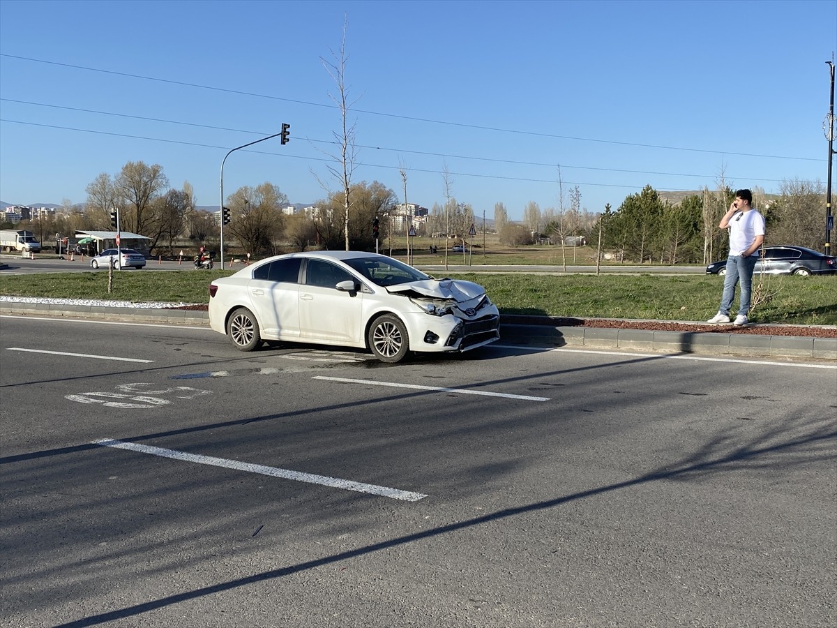 Sivas'ta iki otomobilin çarpıştığı trafik kazasında 2'si çocuk 4 kişi yaralandı.