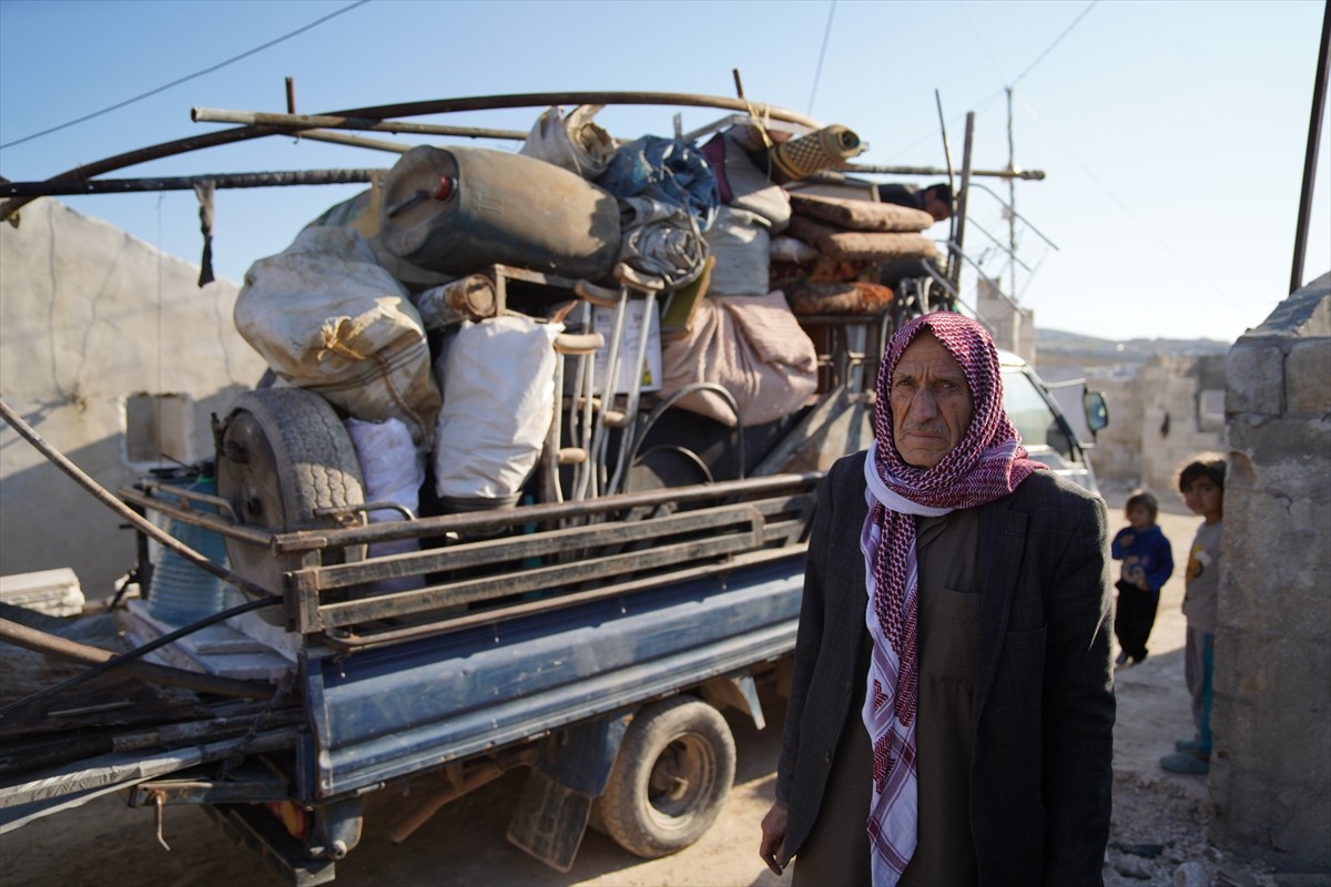Suriye'nin kuzeyindeki kamplarda yaşayan siviller köylerine dönmeye başladı. Yerel sivil toplum...