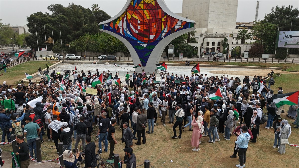 Suriye’nin başkenti Şam’da toplanan yüzlerce kişi, İsrail'in Filistin'e yönelik devam eden...