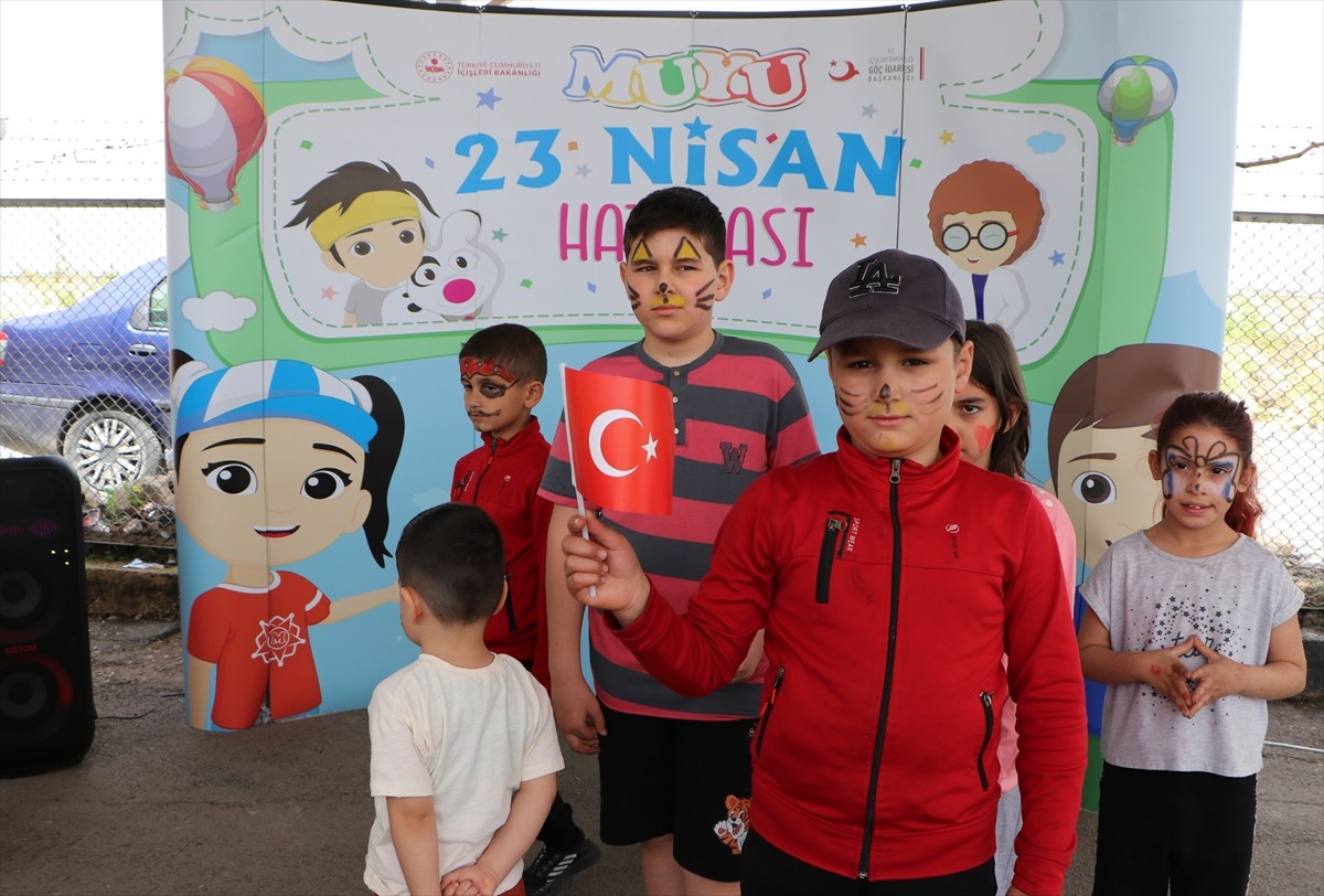 Suriye’ye dönmek için Kilis’teki Öncüpınar Gümrük Kapısı’na gelen Suriyeli ailelerin çocukları...