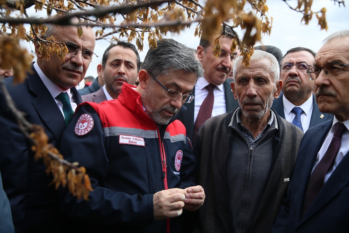 Tarım ve Orman Bakanı İbrahim Yumaklı (sol 3), Malatya'nın Yeşilyurt ilçesi Kuyulu Mahallesi'nde...