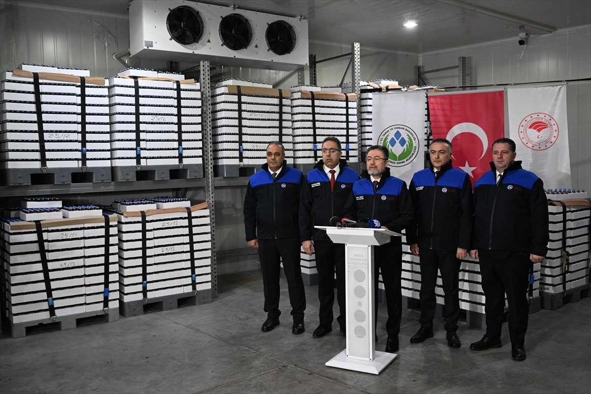 Tarım ve Orman Bakanı İbrahim Yumaklı, Türkiye Şap Enstitüsü'nde basın mensuplarına açıklamada...