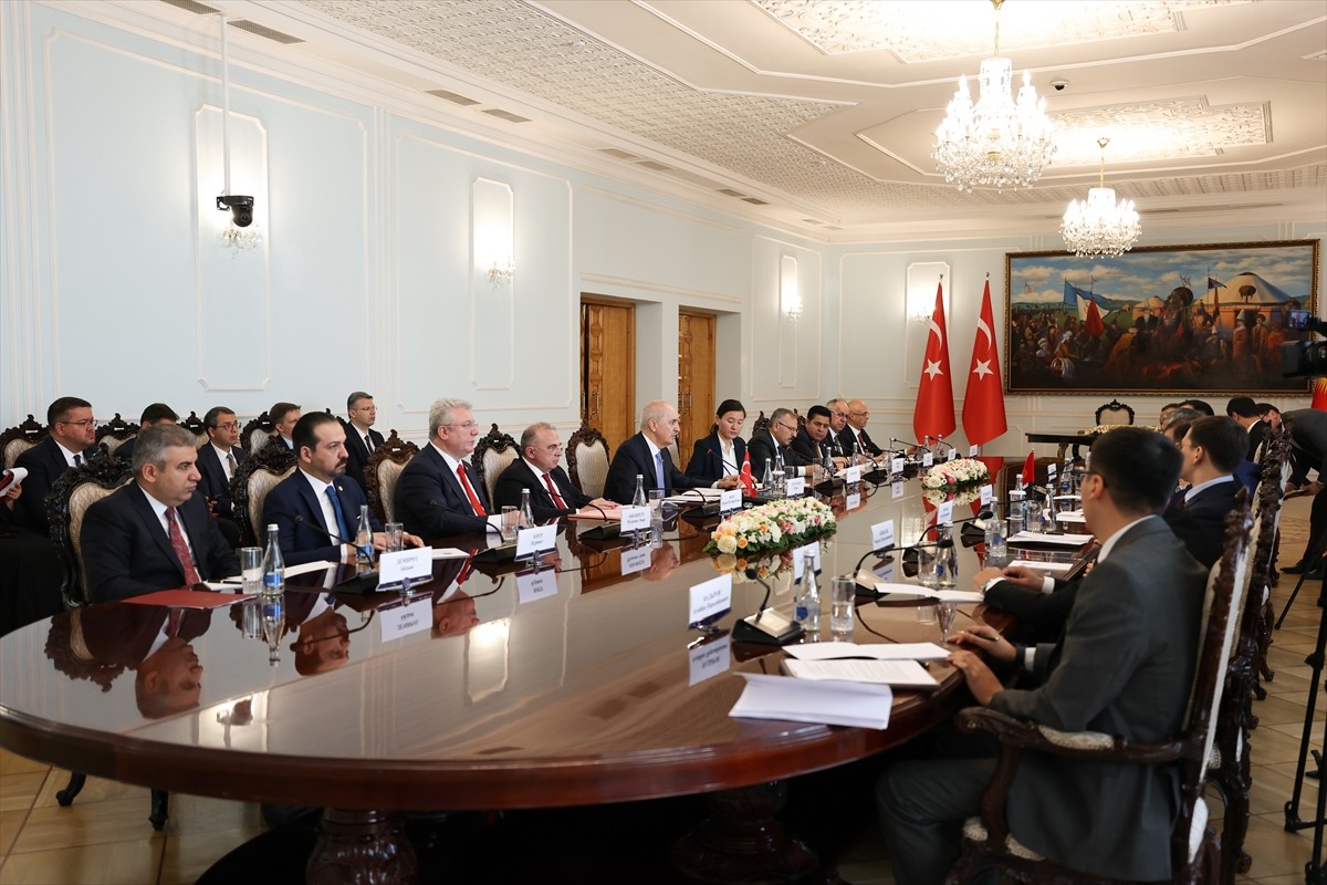 TBMM Başkanı Numan Kurtulmuş, resmi ziyaret gerçekleştirdiği Bişkek'te, Kırgızistan Meclis Başkanı...