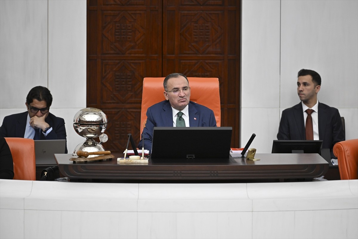 TBMM Genel Kurulu, TBMM Başkanvekili Bekir Bozdağ (ortada) başkanlığında toplandı.