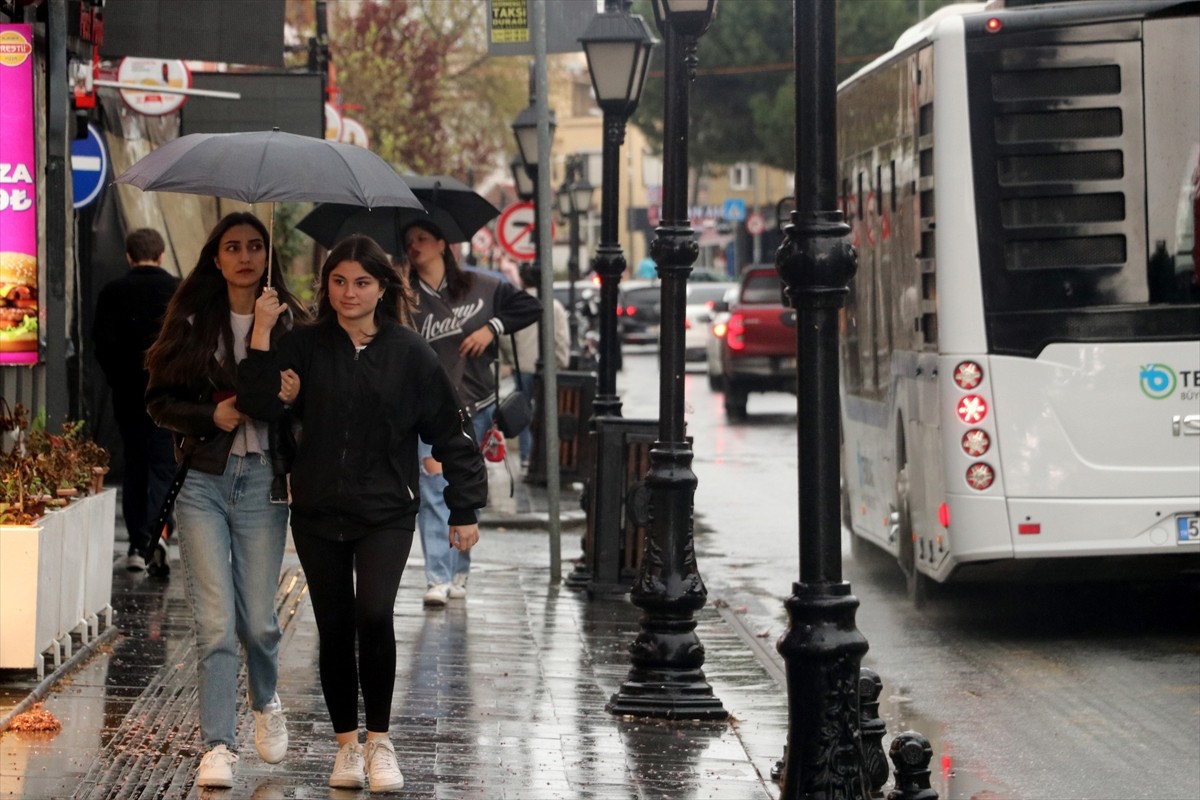 Tekirdağ'da etkili olan sağanak hayatı olumsuz etkiledi. Yağışa hazırlıksız yakalanan bazı...