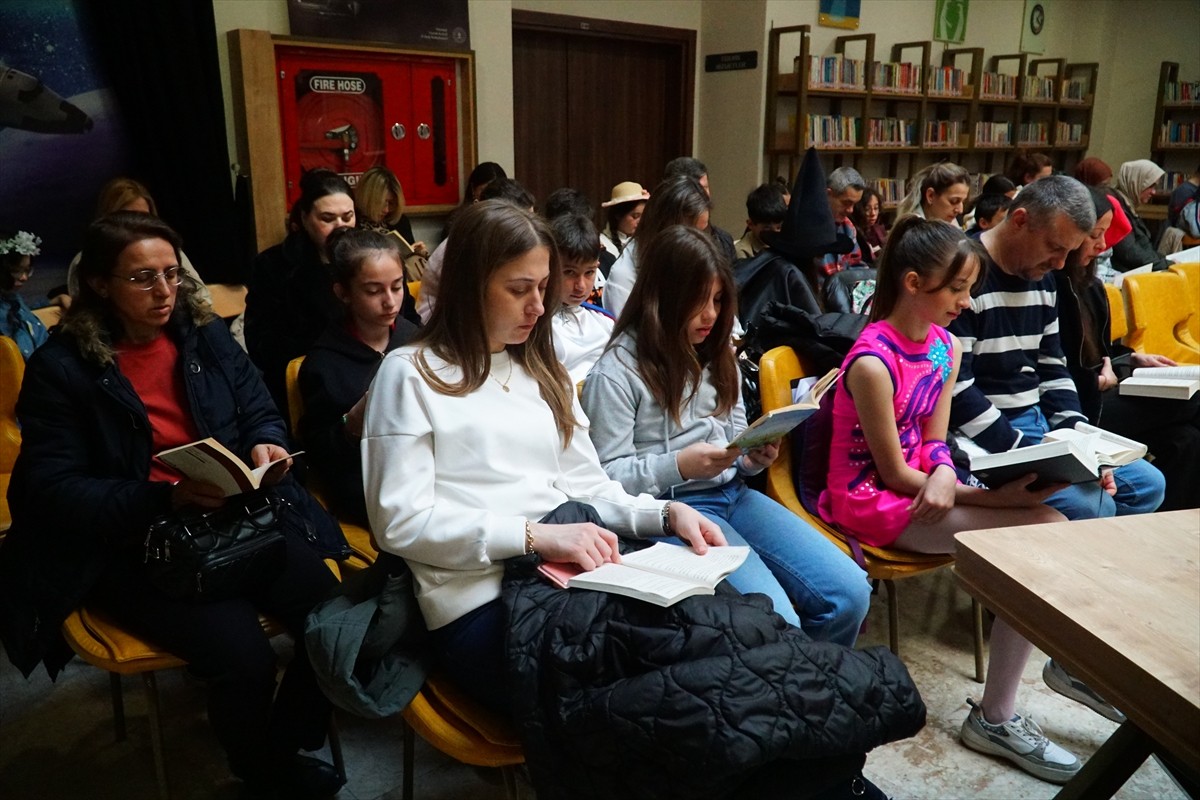 Tekirdağ'da "Aile Yılı" etkinlikleri kapsamında öğrenciler, aileleriyle kitap okudu. İl Milli...