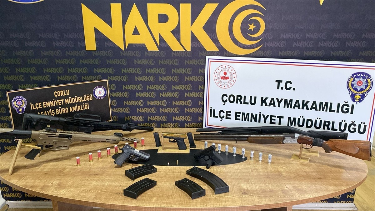 Tekirdağ'ın Çorlu ilçesinde düzenlenen operasyonda 10 şüpheli gözaltına alındı.  Aramalarda 4...