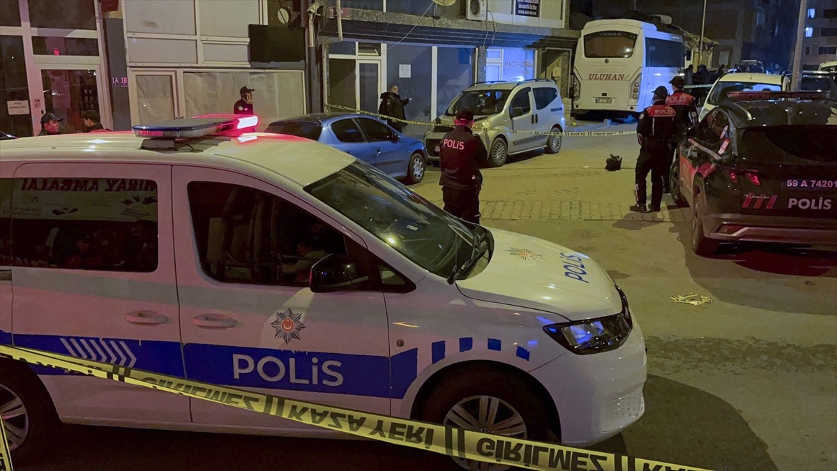 Tekirdağ'ın Çorlu ilçesinde elinde torpil patlayan çocuk yaralandı. Polis ekipleri olay yerinde...