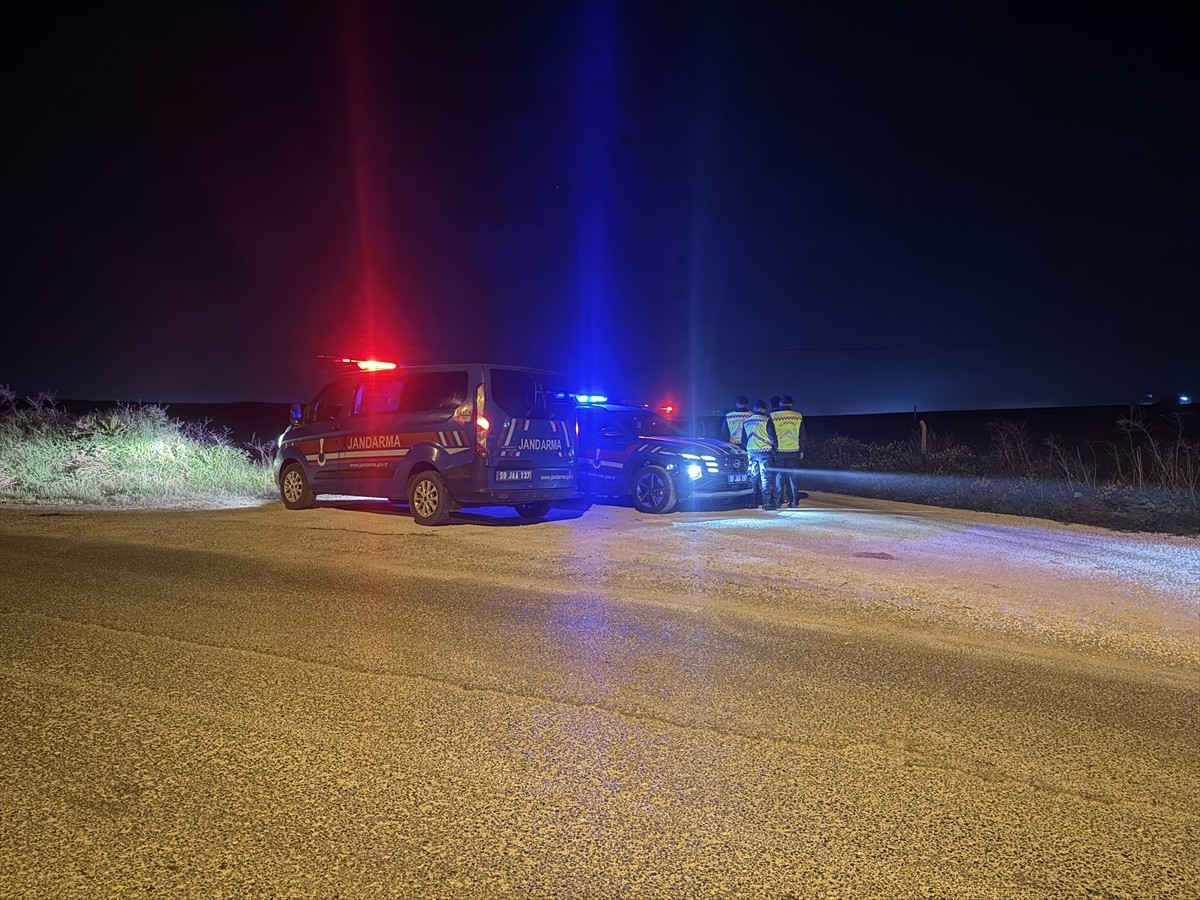 Tekirdağ'ın Ergene ilçesindeki doğal gaz kuyusunda meydana gelen gaz kaçağı, ekiplerin...