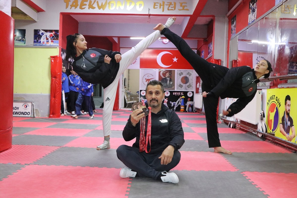 Tekvandoda Avrupa, Balkan ve Türkiye şampiyonalarında dereceleri bulunan 14 yaşındaki milli...