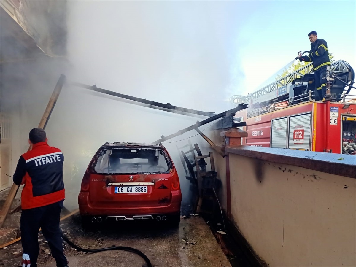 Tokat'ın Erbaa ilçesinde bir otomobilde başlayan yangın, yanındaki binaya da zarar verdi.