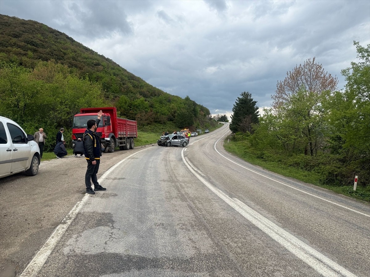 Tokat'ın Niksar ilçesinde kamyon ile otomobilin çarpışması sonucu 1 kişi öldü, 1 kişi...