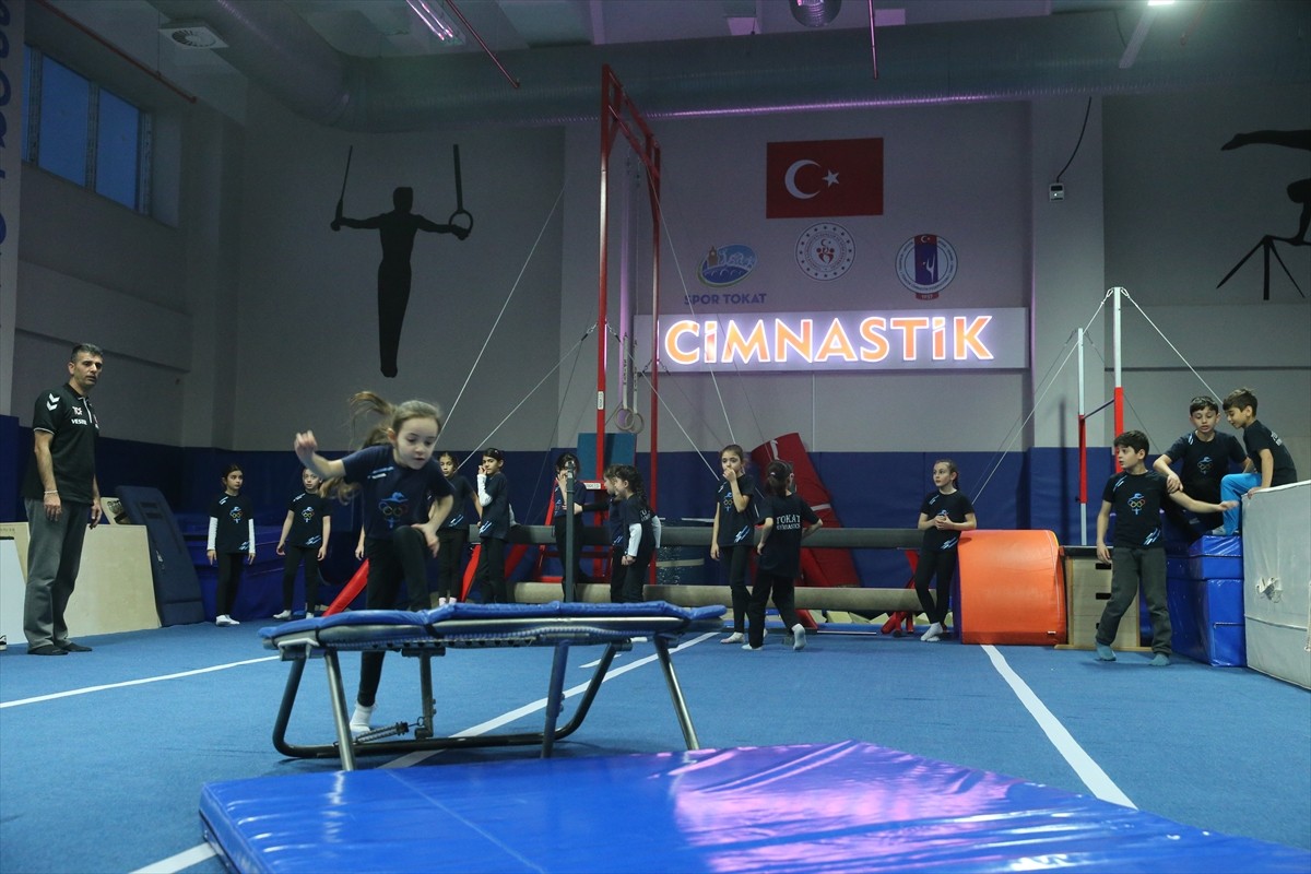 Tokat'ta 15 yıldır jimnastik antrenörlüğü yapan Gökhan Karacuha'nın hedefi, kentten olimpiyat...