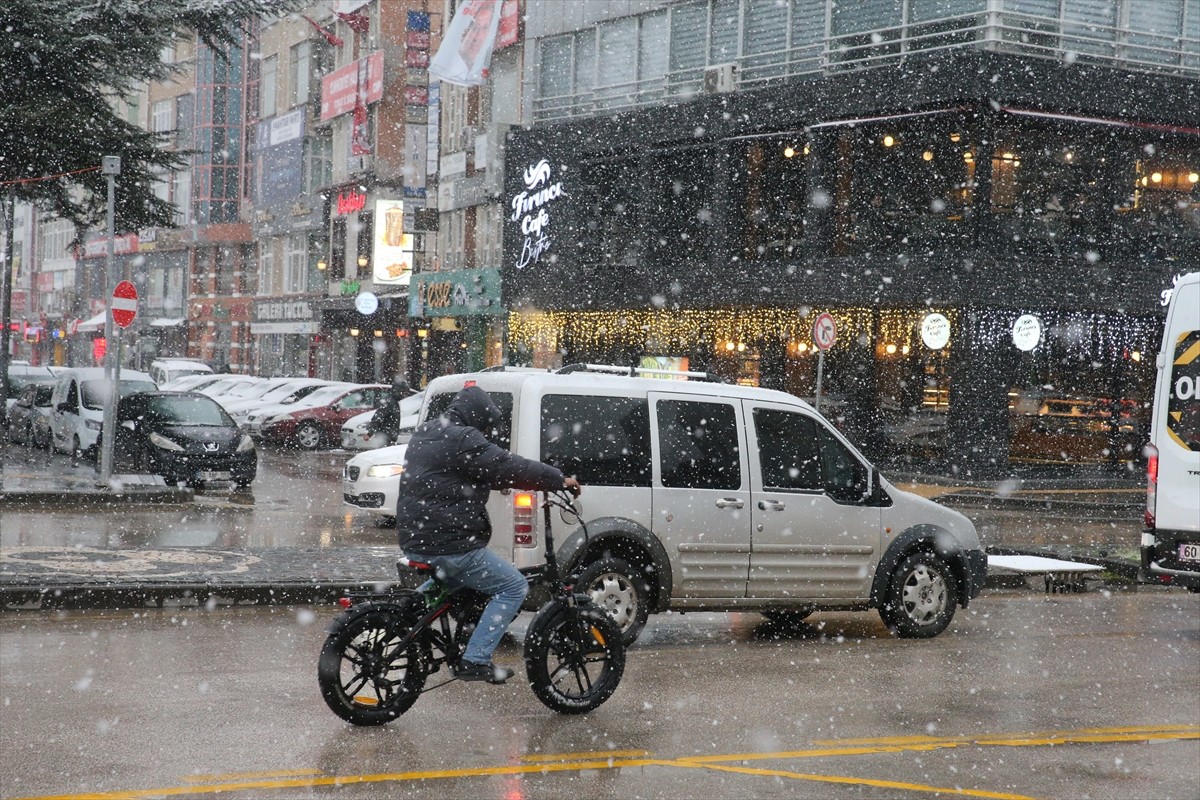 Tokat'ta kar yağışı etkili oldu.