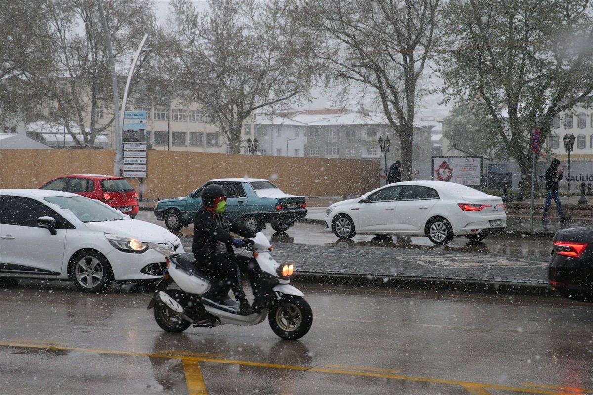 Tokat'ta kar yağışı etkili oldu.