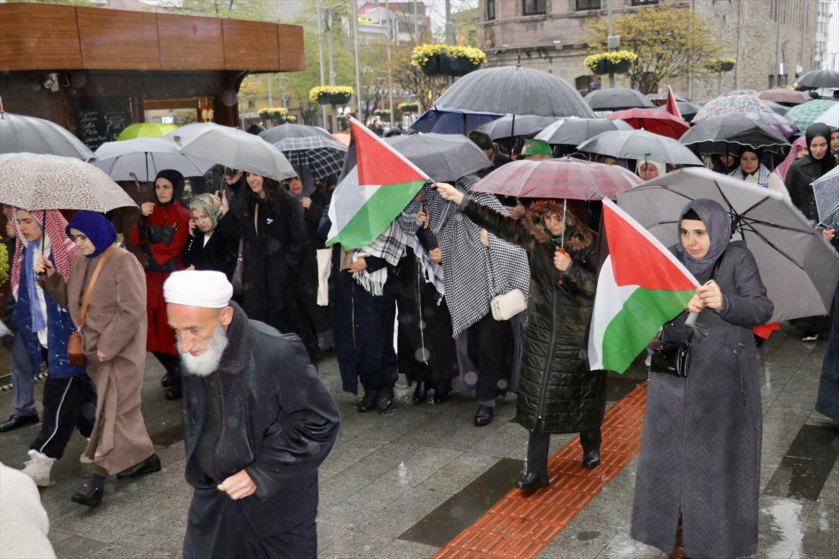 Trabzon'da bir araya gelen Özgür Aksa Trabzon Platformu üyeleri, Filistin'e destek için yürüyüş...