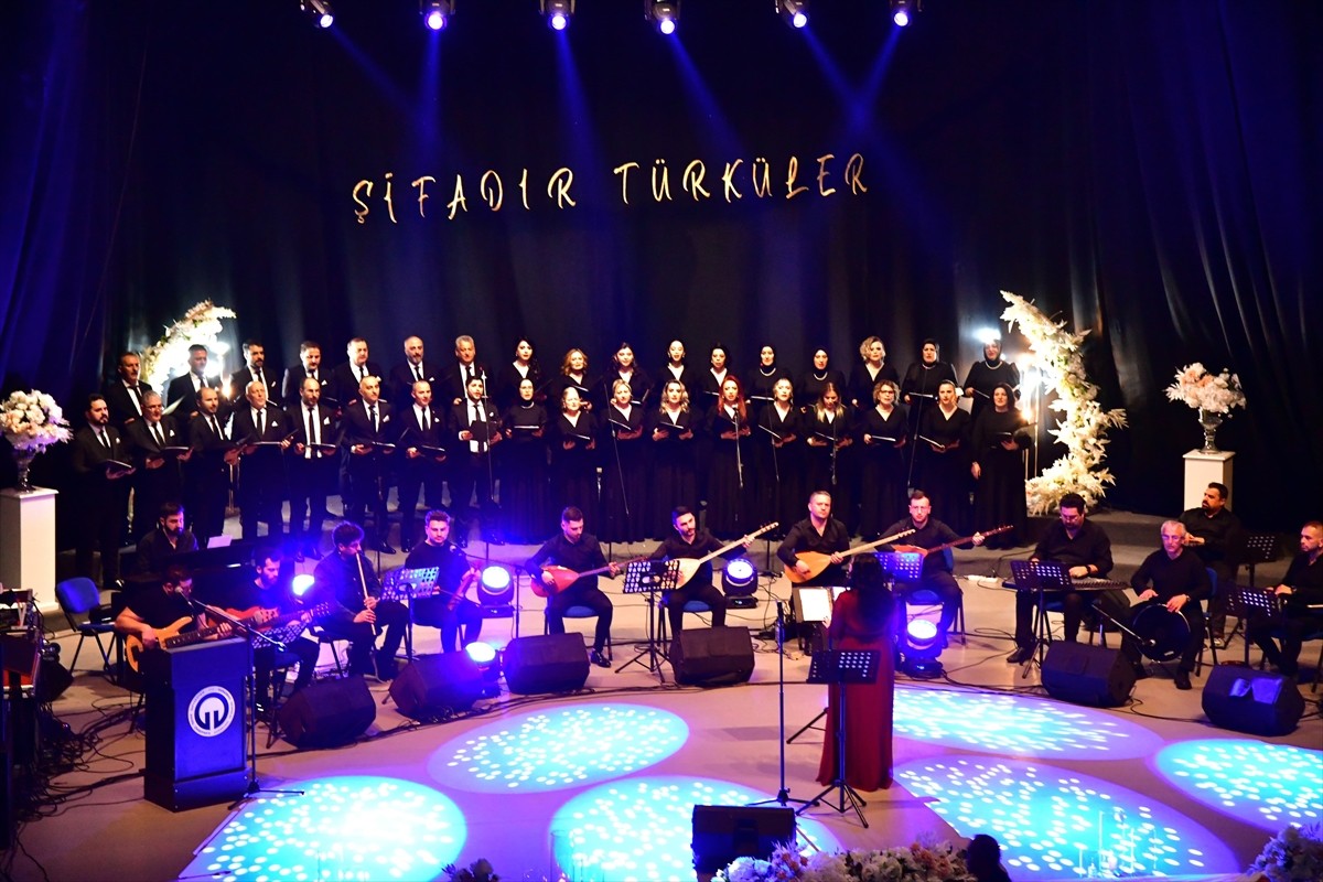 Trabzon Sağlık Müdürlüğünce "Şifadır Türküler" temasıyla düzenlenen Türk halk müziği konserlerinin...