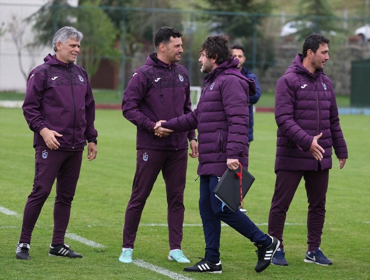 Trabzonspor'un teknik heyet ve oyuncuları, UEFA Gençlik Ligi çeyrek finalinde Inter'i 1-0 yenerek...