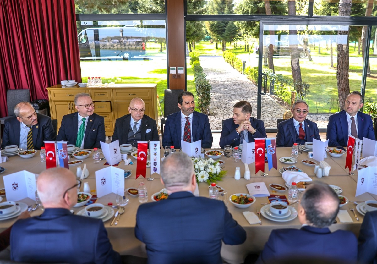 Trabzonspor Kulübü Asbaşkanı Zeyyat Kafkas (ortada), Süper Lig'de şampiyonluk yaşamış kulüplerin...