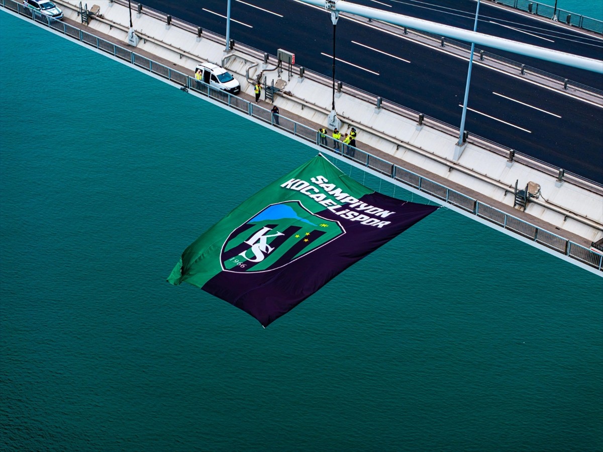 Trendyol 1. Lig'de sezonun bitimine 3 hafta kala şampiyonluğu garantileyen Kocaelispor'un bayrağı...