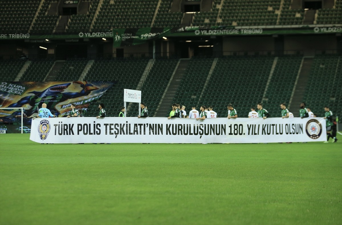 Trendyol 1. Lig'in 34. haftasında Kocaelispor ile Fitmens Gömlek Yeni Malatyaspor, Yıldız Entegre...